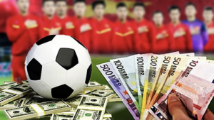 Tiêu đề: Kỹ Thuật Di Chuyển Trong Bóng Đá: Bí Quyết Thắng Nhanh Meta Description: Khám phá kỹ thuật di chuyển trong bóng đá với tylecacuoc.me. Tìm hiểu các kỹ thuật cơ bản, tầm quan trọng và cách luyện tập để trở thành cầu thủ xuất sắc. Khi nhắc đến bóng đá, chúng ta không thể bỏ qua tầm quan trọng của kỹ thuật di chuyển. Đây là nền tảng giúp các cầu thủ thực hiện tốt các kỹ thuật khác như chuyền bóng, sút bóng, và dắt bóng. Trong bài viết này, cùng tylecacuoc.me khám phá chi tiết về các kỹ thuật di chuyển cơ bản trong bóng đá. Tìm Hiểu Kỹ Thuật Di Chuyển Trong Bóng Đá Kỹ Thuật Di Chuyển Cơ Bản Kỹ thuật di chuyển trong bóng đá bao gồm nhiều bước cơ bản mà bất kỳ cầu thủ nào cũng cần nắm vững. Dưới đây là những kỹ thuật quan trọng nhất: Chạy: Đây là kỹ thuật cơ bản nhất, đòi hỏi cầu thủ phải hạ thấp trọng tâm để tăng tốc độ và giữ thăng bằng. Chạy có thể bao gồm chạy ziczac, chạy thường, và chạy giật lùi. Mỗi loại chạy đều có mục đích riêng, giúp cầu thủ thích nghi với các tình huống khác nhau trên sân. Chạy ziczac giúp tránh đối thủ bằng cách thay đổi hướng liên tục, trong khi chạy thường được sử dụng khi cần di chuyển nhanh trên sân. Chạy giật lùi là kỹ thuật tạo khoảng trống bằng cách giả vờ chạy về phía sau trước khi đột phá về phía trước. Dừng Đột Ngột: Kỹ thuật này giúp cầu thủ chuyển hướng nhanh chóng trong các tình huống thi đấu. Nó đòi hỏi sự linh hoạt và khả năng giữ thăng bằng tốt. Khi dừng đột ngột, cầu thủ cần giữ chân trụ vững để không bị ngã và quan sát tình hình trên sân để quyết định hướng di chuyển tiếp theo. Điều này giúp cầu thủ phản ứng nhanh chóng trước các tình huống bất ngờ. Chuyển Thân: Kỹ thuật này được sử dụng để chuyển từ trạng thái phòng ngự sang phản công hoặc ngược lại. Nó đòi hỏi sự nhanh nhẹn và khả năng quan sát tốt. Cầu thủ cần sử dụng động tác giả để đánh lừa đối thủ và tạo khoảng trống. Quan sát tình hình trên sân giúp cầu thủ quyết định thời điểm chuyển thân phù hợp, tạo điều kiện cho các đợt phản công hiệu quả. Bật Nhảy: Kỹ thuật này giúp cầu thủ cướp bóng trên không. Nó đòi hỏi sức bật tốt và khả năng phán đoán điểm rơi của bóng. Để thực hiện kỹ thuật này hiệu quả, cầu thủ cần tập luyện để tăng sức bật và khả năng bật cao. Phán đoán điểm rơi của bóng giúp cầu thủ bắt bóng chính xác và tạo cơ hội ghi bàn. Đi Bộ: Mặc dù đơn giản, đi bộ là cơ hội để cầu thủ hồi sức và quan sát tình hình trên sân. Trong các trận đấu, đi bộ giúp cầu thủ giảm mệt mỏi và hồi phục năng lượng. Đồng thời, nó cũng là thời điểm để quan sát đối thủ và đồng đội, từ đó quyết định chiến thuật tiếp theo. Tầm Quan Trọng Của Kỹ Thuật Di Chuyển Kỹ thuật di chuyển chiếm một vị trí quan trọng trong bóng đá vì phần lớn thời gian trên sân, các cầu thủ không khống chế bóng. Hoạt động không bóng bao gồm việc di chuyển để tạo khoảng trống, hỗ trợ đồng đội, và gây áp lực lên đối thủ. Kỹ thuật di chuyển tốt giúp cầu thủ tạo ra lợi thế trên sân, từ đó thực hiện các động tác tấn công hoặc phòng ngự hiệu quả hơn. Ngoài ra, di chuyển linh hoạt cũng giúp giảm thiểu rủi ro bị đối thủ bắt bài, tạo điều kiện cho các tình huống bất ngờ. Các Loại Chạy Trong Bóng Đá Chạy là một phần không thể thiếu trong kỹ thuật di chuyển. Dưới đây là các loại chạy cơ bản: Chạy Ziczac: Loại chạy này giúp cầu thủ tránh đối thủ bằng cách thay đổi hướng liên tục. Nó đòi hỏi sự linh hoạt và khả năng giữ thăng bằng tốt. Chạy ziczac thường được sử dụng khi cầu thủ cần vượt qua nhiều đối thủ trong một khoảng cách ngắn. Chạy Thường: Đây là loại chạy thẳng, thường được sử dụng khi cầu thủ cần di chuyển nhanh trên sân. Chạy thường giúp cầu thủ tiết kiệm thời gian và tăng tốc độ, đặc biệt trong các tình huống phản công nhanh. Chạy Giật Lùi: Loại chạy này giúp cầu thủ tạo khoảng trống bằng cách giả vờ chạy về phía sau trước khi đột phá về phía trước. Kỹ thuật này đòi hỏi sự nhanh nhẹn và khả năng quan sát tốt để đánh lừa đối thủ. Một Số Kỹ Thuật Khác Kỹ Thuật Dừng Đột Ngột Dừng đột ngột là kỹ thuật giúp cầu thủ thay đổi hướng nhanh chóng. Nó đòi hỏi sự linh hoạt và khả năng giữ thăng bằng tốt. Khi thực hiện kỹ thuật này, cầu thủ cần giữ chân trụ vững để không bị ngã và quan sát tình hình trên sân để quyết định hướng di chuyển tiếp theo. Điều này giúp cầu thủ phản ứng nhanh chóng trước các tình huống bất ngờ và tạo ra lợi thế trên sân. Kỹ Thuật Chuyển Thân Chuyển thân là kỹ thuật giúp cầu thủ chuyển từ trạng thái phòng ngự sang phản công hoặc ngược lại. Nó đòi hỏi sự nhanh nhẹn và khả năng quan sát tốt. Cầu thủ cần sử dụng động tác giả để đánh lừa đối thủ và tạo khoảng trống. Quan sát tình hình trên sân giúp cầu thủ quyết định thời điểm chuyển thân phù hợp, tạo điều kiện cho các đợt phản công hiệu quả. Chuyển thân cũng giúp cầu thủ thích nghi với các tình huống khác nhau trên sân, từ đó tăng khả năng kiểm soát trận đấu. Kỹ Thuật Bật Nhảy Bật nhảy là kỹ thuật giúp cầu thủ cướp bóng trên không. Nó đòi hỏi sức bật tốt và khả năng phán đoán điểm rơi của bóng. Để thực hiện kỹ thuật này hiệu quả, cầu thủ cần tập luyện để tăng sức bật và khả năng bật cao. Phán đoán điểm rơi của bóng giúp cầu thủ bắt bóng chính xác và tạo cơ hội ghi bàn. Bật nhảy cũng là kỹ thuật quan trọng trong các tình huống phạt góc hoặc phạt đền, nơi mà khả năng cướp bóng trên không là chìa khóa để ghi bàn. Kỹ Thuật Đi Bộ Đi bộ là kỹ thuật đơn giản nhưng quan trọng trong bóng đá. Nó giúp cầu thủ hồi sức và quan sát tình hình trên sân. Trong các trận đấu, đi bộ giúp cầu thủ giảm mệt mỏi và hồi phục năng lượng. Đồng thời, nó cũng là thời điểm để quan sát đối thủ và đồng đội, từ đó quyết định chiến thuật tiếp theo. Đi bộ cũng giúp cầu thủ giữ được sự tập trung và bình tĩnh, điều cần thiết để đưa ra quyết định chính xác trong các tình huống phức tạp. Luyện Tập Kỹ Thuật Di Chuyển Để luyện tập kỹ thuật di chuyển hiệu quả, cầu thủ cần thực hiện các bài tập sau: Tập Chạy: Chạy là kỹ thuật cơ bản, cần được luyện tập thường xuyên. Cầu thủ nên tập chạy ziczac, chạy thường, và chạy giật lùi để tăng tốc độ và sự linh hoạt. Tập Dừng Đột Ngột: Cầu thủ cần tập dừng đột ngột để tăng khả năng linh hoạt và phản ứng nhanh chóng. Tập Chuyển Thân: Điều này giúp cầu thủ tăng khả năng quan sát và phản ứng nhanh. Tập Bật Nhảy: Cầu thủ cần tập bật nhảy để tăng sức bật và khả năng cướp bóng trên không. Kết Luận Kỹ thuật di chuyển là nền tảng quan trọng trong bóng đá, giúp cầu thủ thực hiện tốt các kỹ thuật khác và tạo ra lợi thế trên sân. Bằng cách luyện tập và nắm vững các kỹ thuật di chuyển cơ bản, các cầu thủ có thể cải thiện hiệu suất thi đấu và đạt được thành công trong môn thể thao vua này.